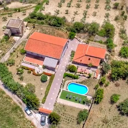 Landhuis Mennulavirdi Country House *